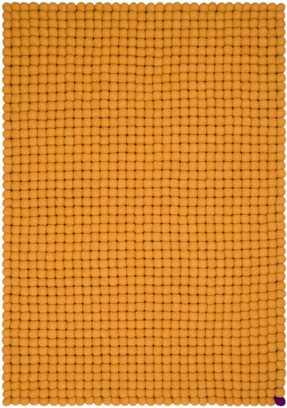 Goldener Big One Filzteppich von myfelt, rechteckig, 140x200 cm, aus Filzkugeln für Wohnzimmer und Schlafzimmer.
